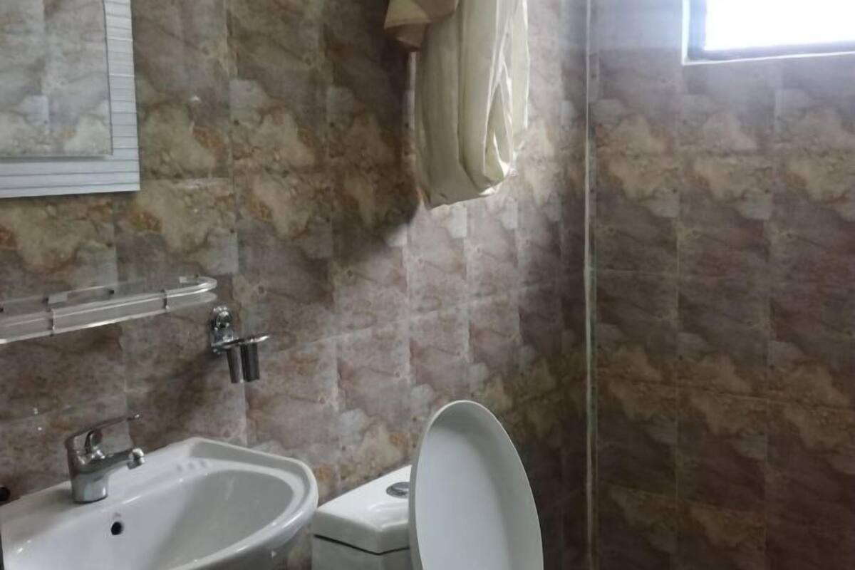 Baño | Ducha, artículos de higiene personal gratuitos, zapatillas y toallas