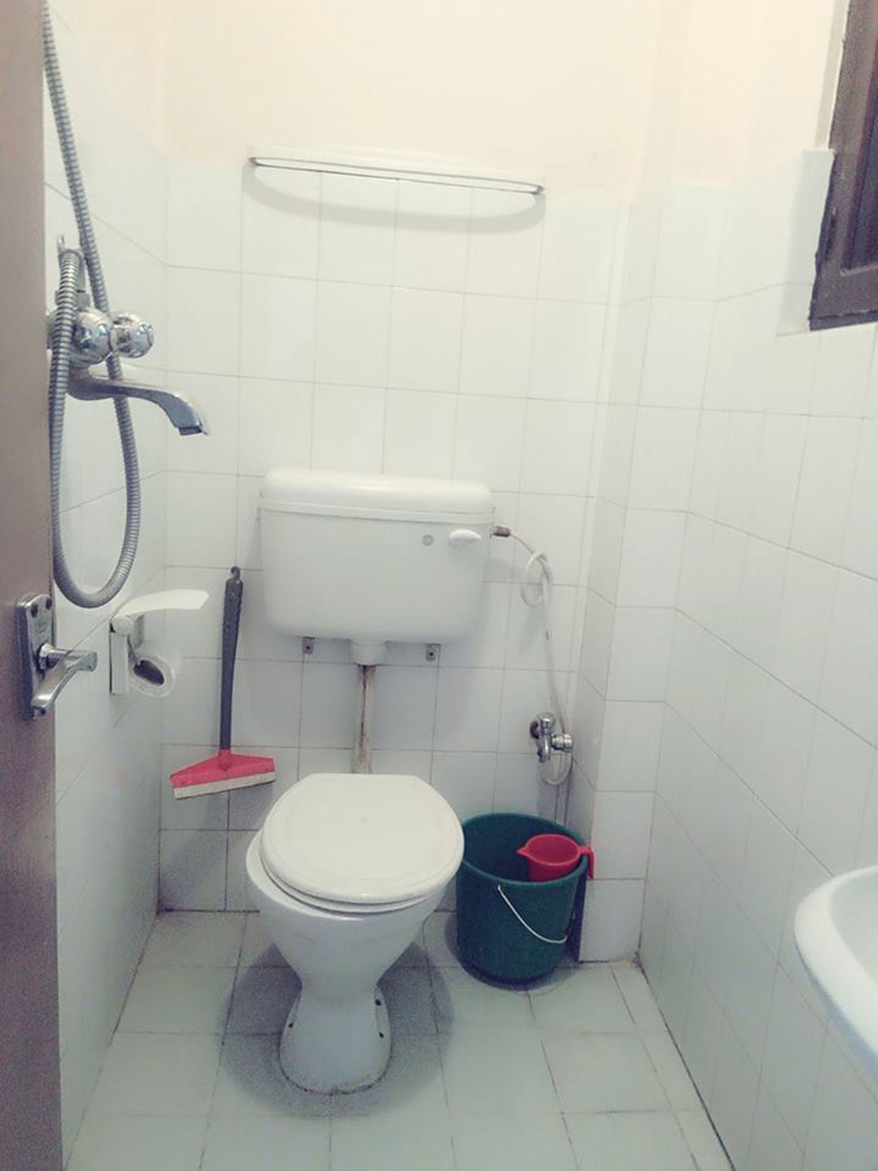 Un baño pequeño y funcional con inodoro blanco, ducha y bañera.