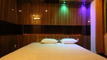 1 habitación, caja de seguridad en la habitación y escritorio