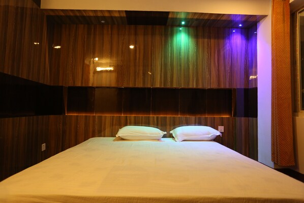 Deluxe Studio, 1 King Bed, Garden View, Garden Area | 1 bedroom, in-room safe, desk, soundproofing - Sudha's Garden Home (Kathmandu)