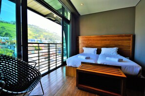 Leilighet, 3 soverom | 1 soverom, safe på rommet, skrivebord og strykejern/-brett