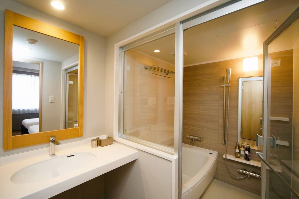 combined shower/bathtub, deep-soaking bathtub, free toiletries