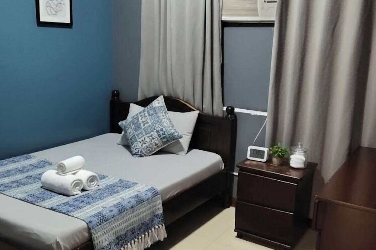 1 dormitori, escriptori, wifi gratuïta i roba de llit