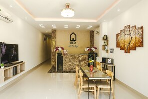 Lobby sitting area - Red Hotel Da Nang (Da Nang)