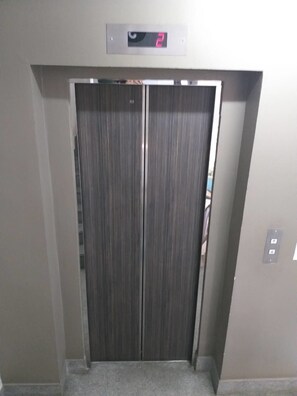 An elevator with a digital display showing the number 2. - J 168 Living (Bangkok)