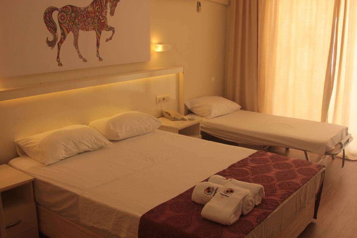Premium bedding, minibar, free WiFi