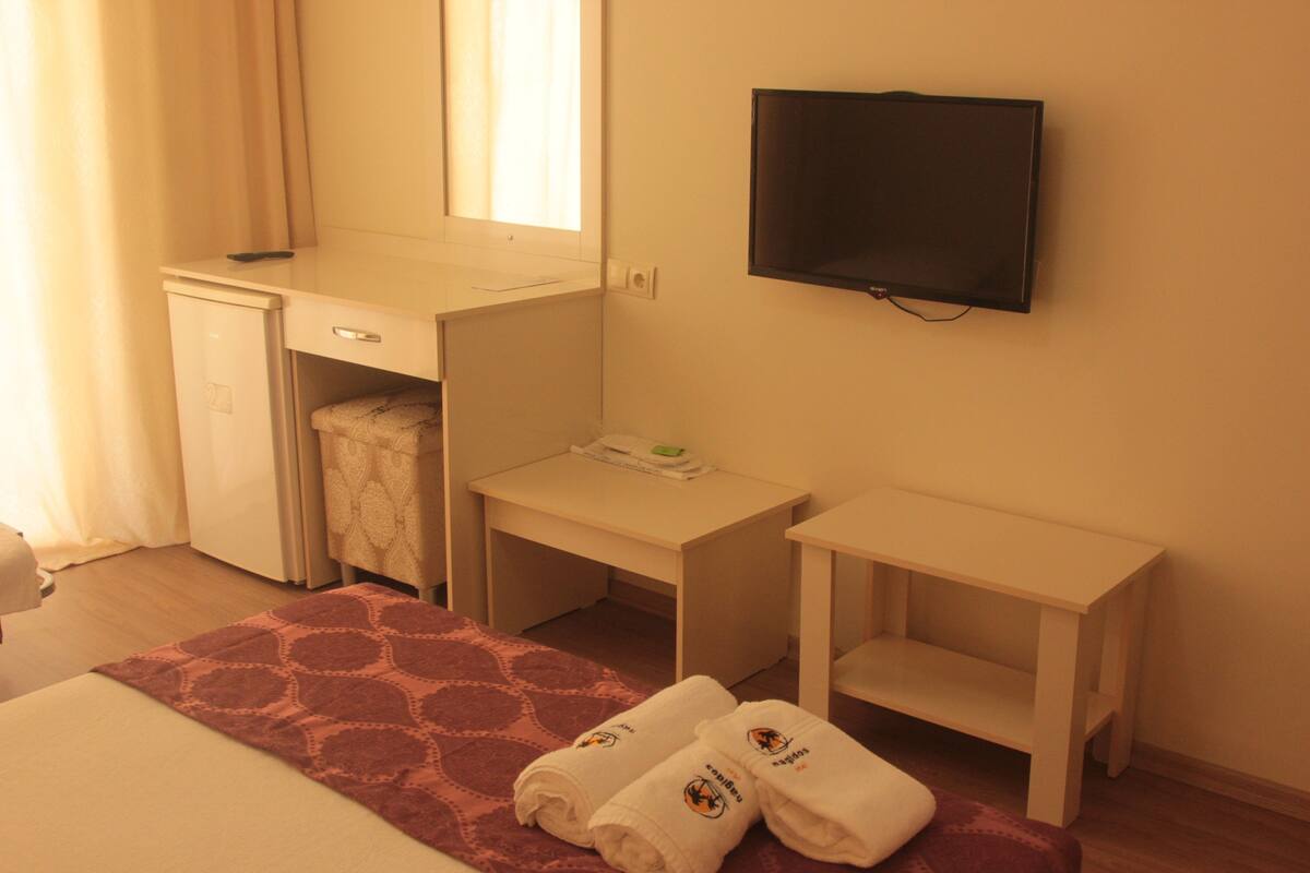 Premium bedding, minibar, free WiFi