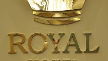 Señal del Hotel Royal con un emblema de corona y cuatro estrellas.