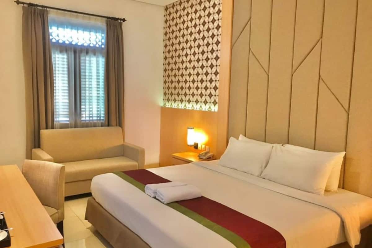 Executive Room | Minibar, desk, free WiFi, bed sheets