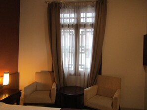 Quarto superior | Frigobar, escrivaninha, Wi-Fi de cortesia, roupa de cama