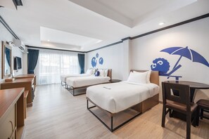 Familjerum - 3 enkelsängar (Koko) | Värdeförvaringsskåp på rummet, skrivbord och strykjärn/strykbräda