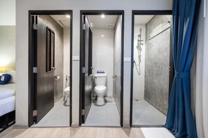 Habitació quàdruple Comfort | Bany | Dutxa, articles de tocador gratuïts, assecador de cabells i sabatilles 