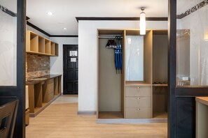 Caja de seguridad en la habitación y escritorio 