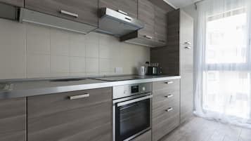 Estudi (S3) | Cuina privada | Frigorífic gran, forn, placa de cuina i rentaplats