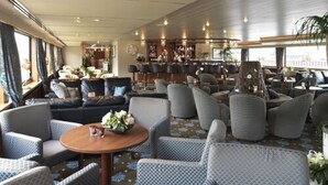 A spacious lounge area with comfortable seating, a bar, and a view of the deck. - Crossgates Hotelship Nizzaufer - Frankfurt (Frankfurt)