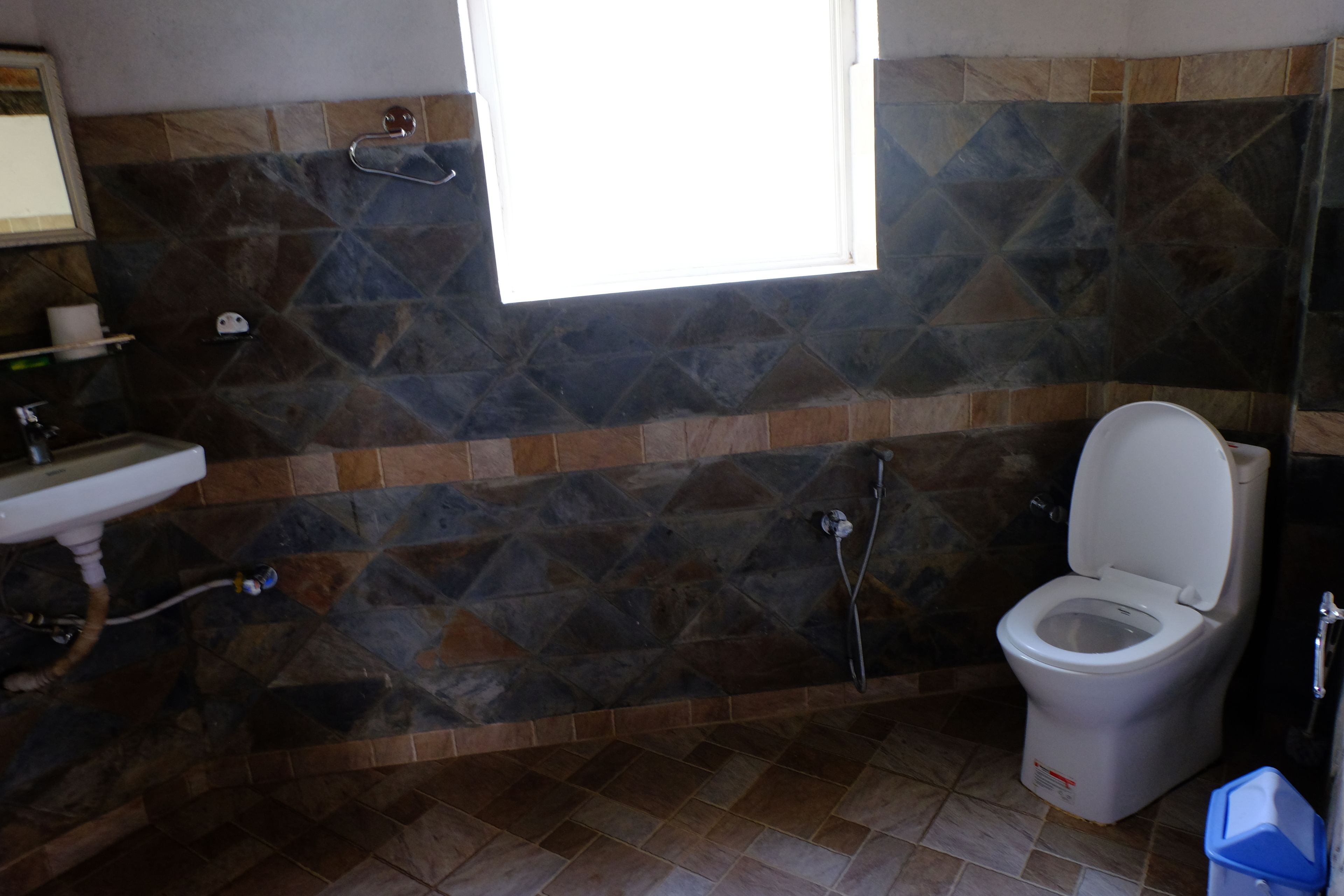 suite, balcony, mountain view | bathroom | shower, free toiletries, towels