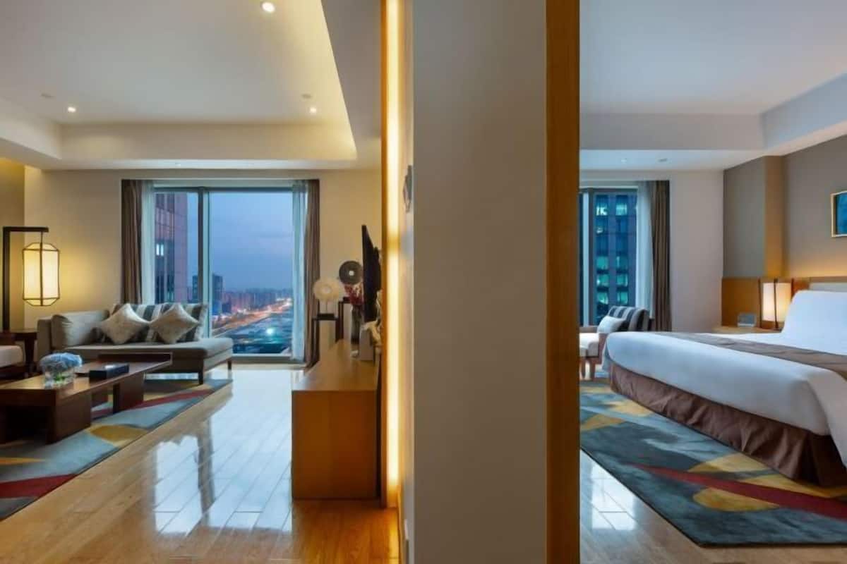 Premium bedding, down comforters, in-room safe, individually decorated