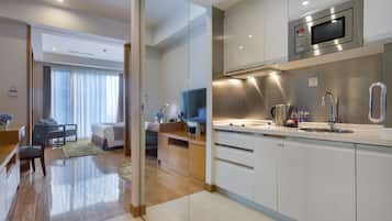 Refrigerador, microondas, placa de cocina, cafetera/tetera