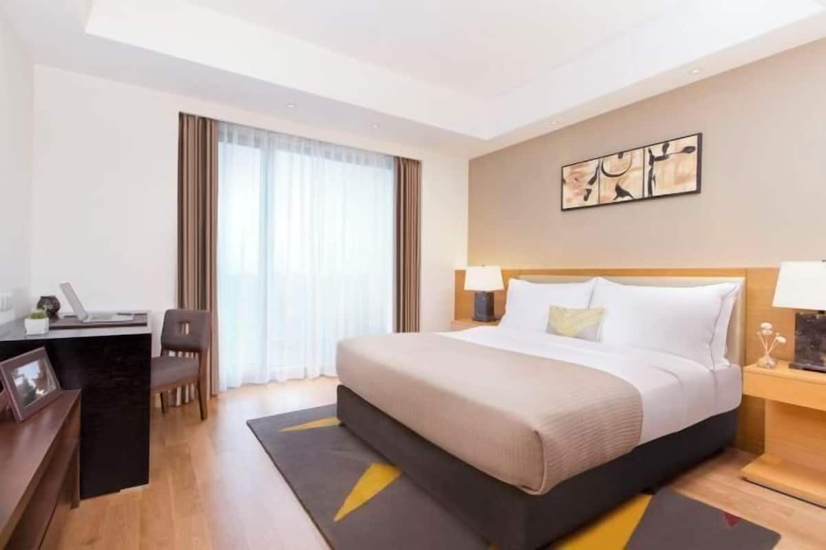 Premium bedding, down comforters, in-room safe, individually decorated
