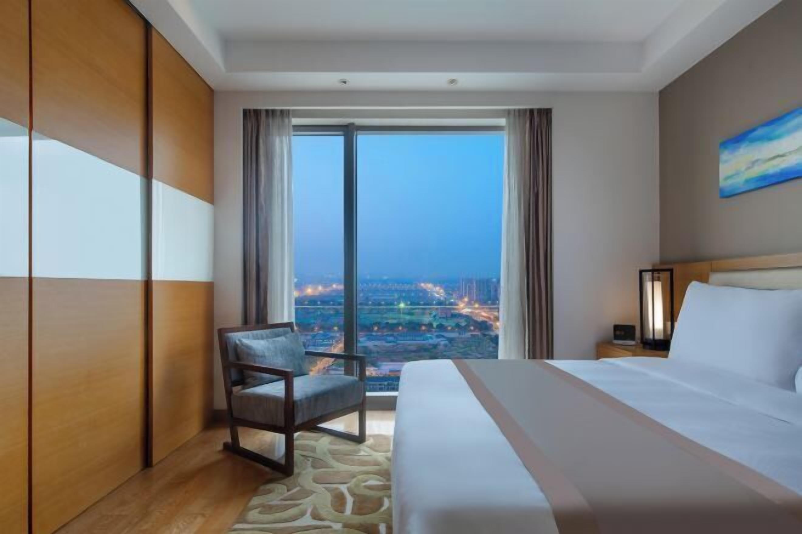 Luxe beddengoed, donsdekens, een kluis op de kamer