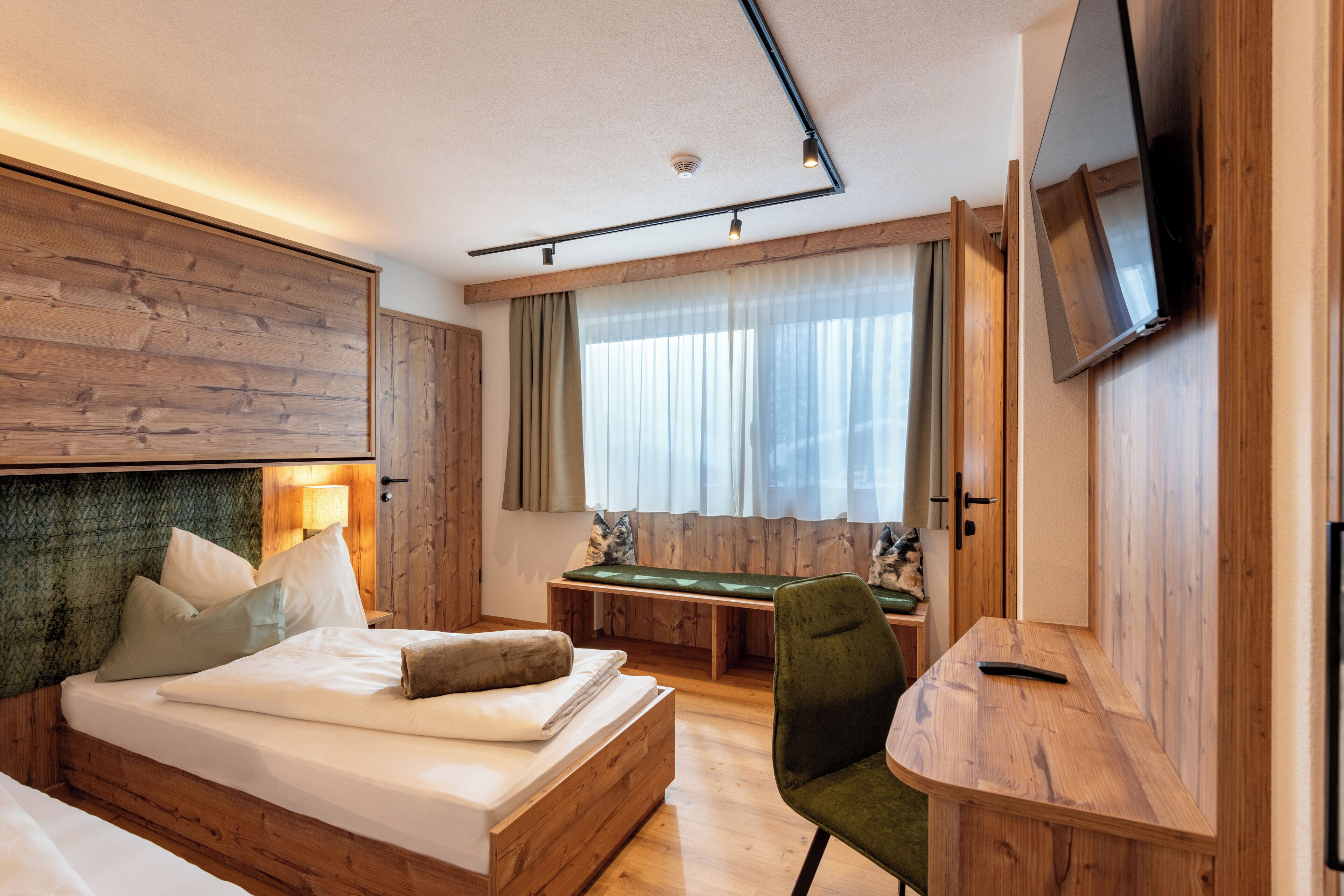Deluxe Apartment, 3 Bedrooms, Garden View (Falschbach - cleaning fee incl.) | In-room safe, individually decorated, individually furnished, free WiFi