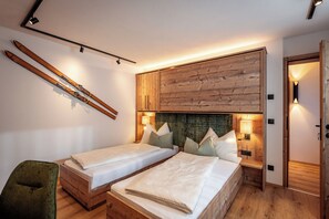Deluxe-Apartment, 3 Schlafzimmer, Gartenblick (Falschbach - cleaning fee incl.) | Zimmersafe, individuell dekoriert, individuell eingerichtet