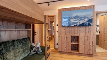 Deluxe Apartment, 3 Bedrooms, Garden View | Een kluis op de kamer, individueel gedecoreerd, individueel gemeubileerd