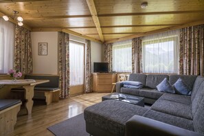 Traditional Apartment, 2 Bedrooms, Mountain View (Torhelm - cleaning fee incl.) | Living area | 50-cm TV with cable channels - Anja's Schönblick - Bed & Breakfast (Gerlos)