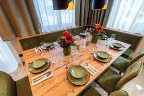 Deluxe-Apartment, 3 Schlafzimmer, Gartenblick (Falschbach - cleaning fee incl.) | Essbereich im Zimmer