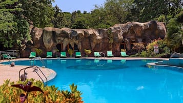 Utomhuspool, parasoller och solstolar