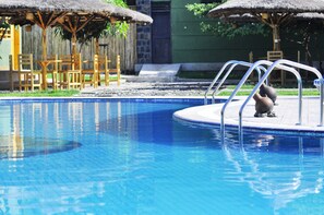 Außenpool, Sonnenschirme, Liegestühle