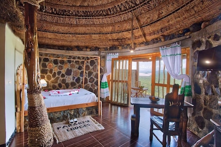 Shower, free toiletries, slippers, towels. Paradise Lodge Arbaminch