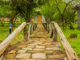 Un sendero de piedra con barandillas de madera que conduce a un edificio.
