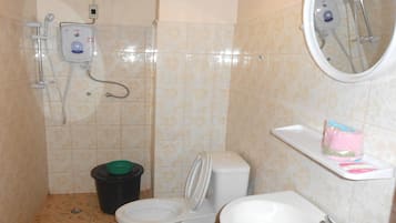 Shower, free toiletries, towels