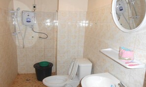 Shower, free toiletries, towels - Vanhmaly Hotel (Vientiane)
