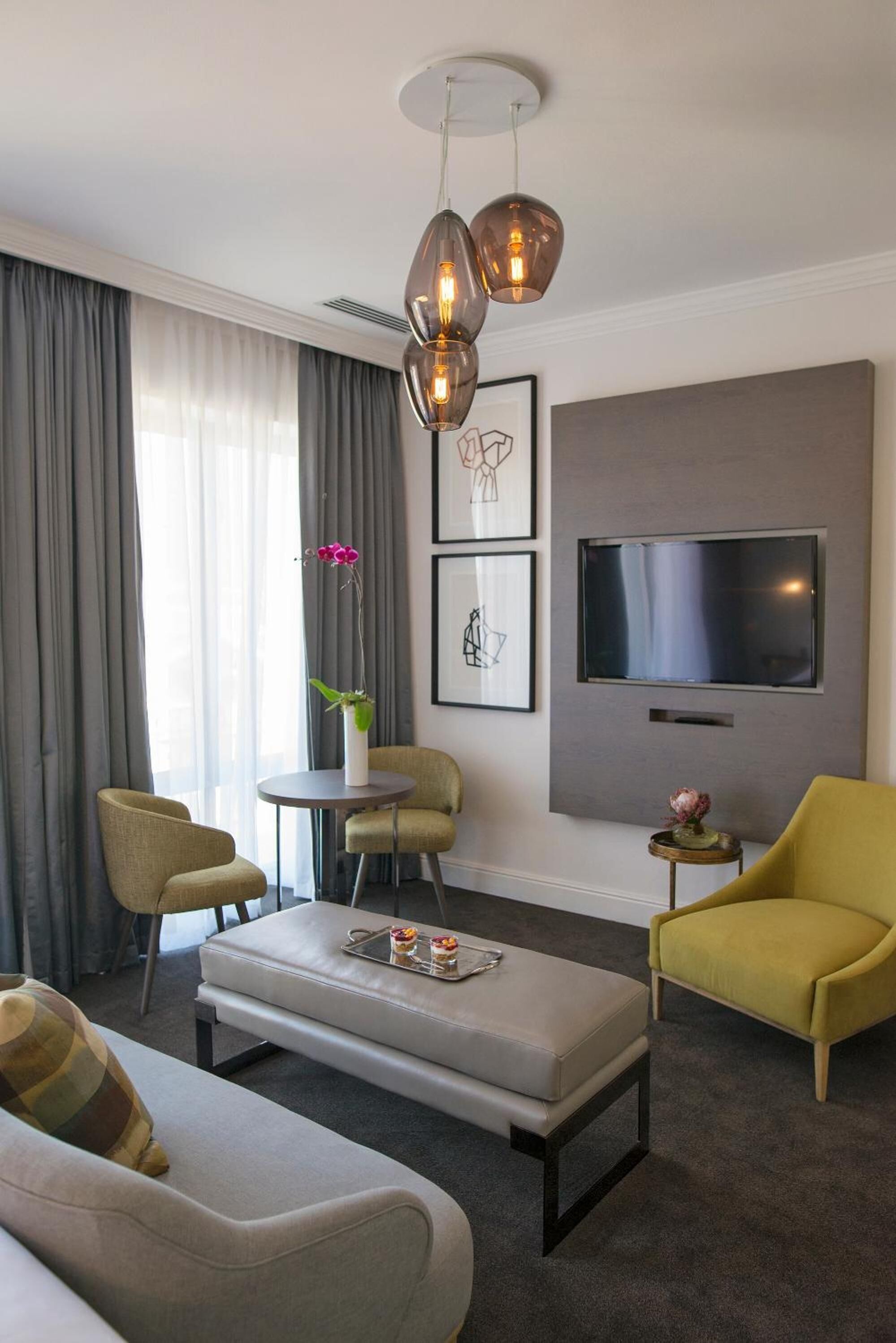 42-inch lcd tv with satellite channels, tv