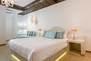 Habitación Deluxe con 1 cama matrimonial o 2 individuales, vista al mar | Escritorio, tabla de planchar con plancha, wifi gratis y ropa de cama 