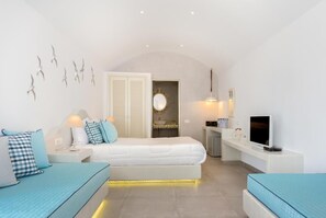 Habitación Deluxe, hidromasaje | Escritorio, tabla de planchar con plancha, wifi gratis y ropa de cama 