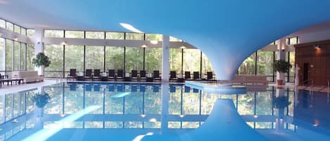 Una piscina cubierta