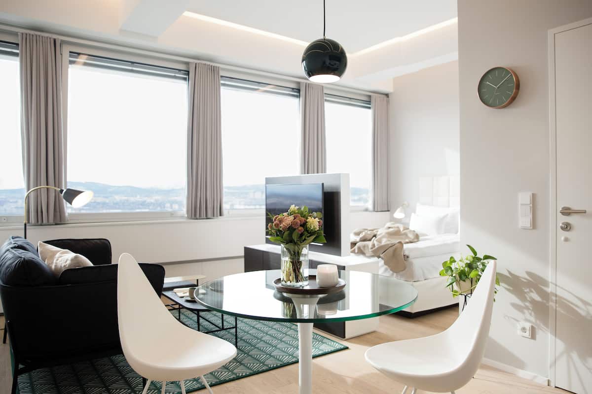 Flat-screen TV, heated floors