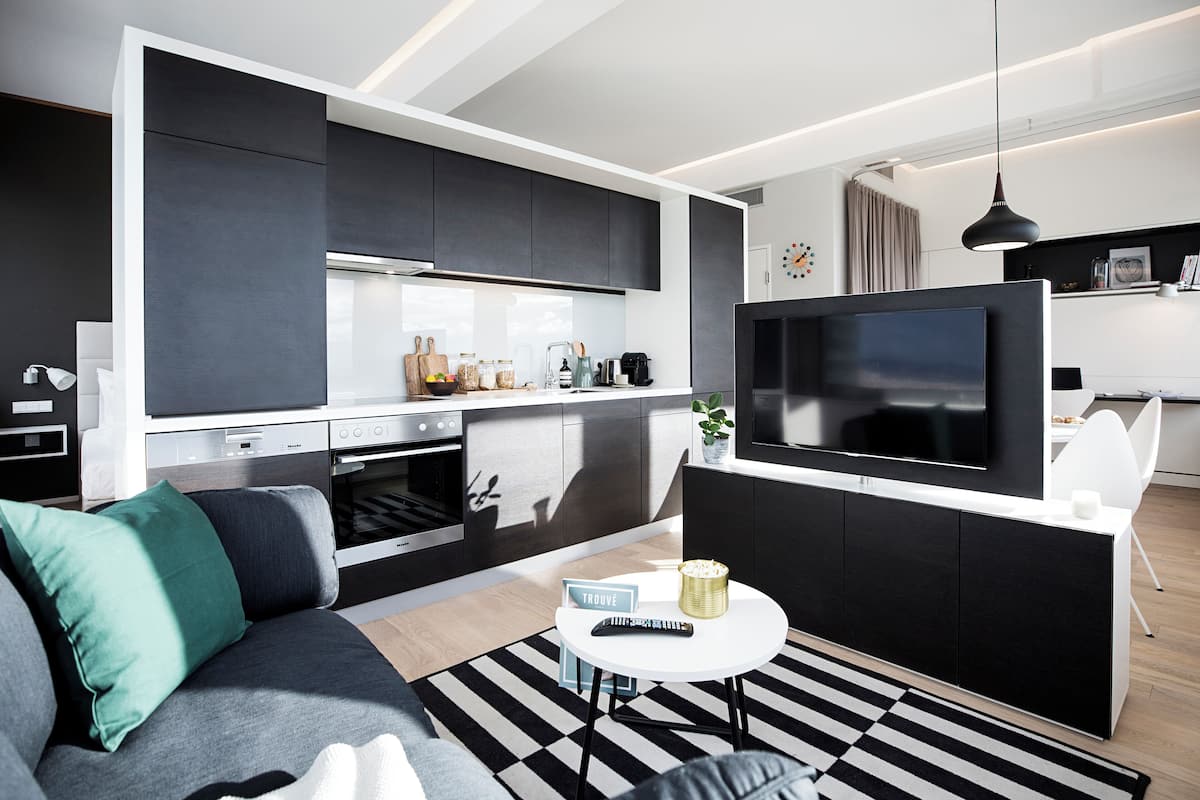 Flat-screen TV, heated floors