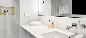 Produtos de toalete grátis, secador de cabelo, toalhas de banho 