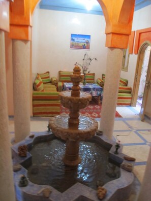 المنشأة من الداخل