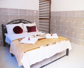 Ropa de cama de alta calidad, escritorio, wifi gratis y ropa de cama 