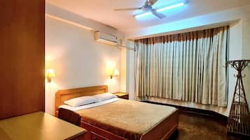 Caja de seguridad en la habitación, muebles diferentes y escritorio