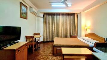 Caja de seguridad en la habitación, muebles diferentes y escritorio