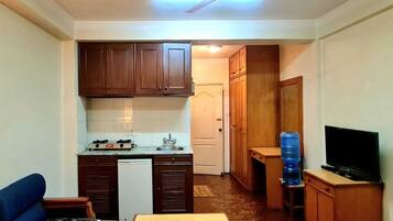 Premium Studio, 1 Queen Bed | Private kitchen | Fridge, stovetop, rice cooker, cookware/dishes/utensils