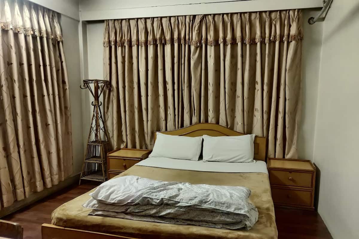 Appartamento familiare, 3 camere da letto, vista città | Una cassaforte in camera, con arredamento individuale, una scrivania