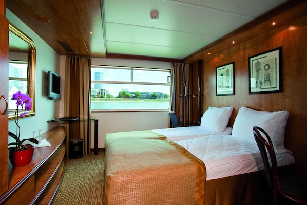 Phòng 2 giường đơn phong cách cổ điển | Bàn