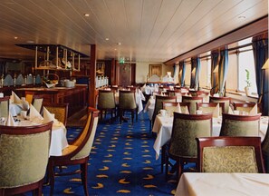 Dinner served - Crossgates Hotelship Hafen - Neuss (Neuss)